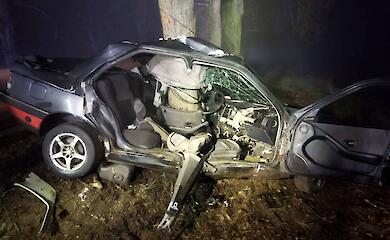 Жуткая авария вблизи Обухова: легковушка врезалась в дерево, водитель погиб