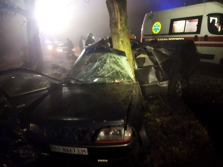 Жуткая авария вблизи Обухова: легковушка врезалась в дерево, водитель погиб