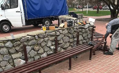 В Украинке отремонтировали скамейки и установили новые ограждения - жителей просят беречь имущество