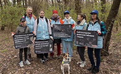 Гантели, двери и линолеум: что нашли волонтеры в лесу на Теремках