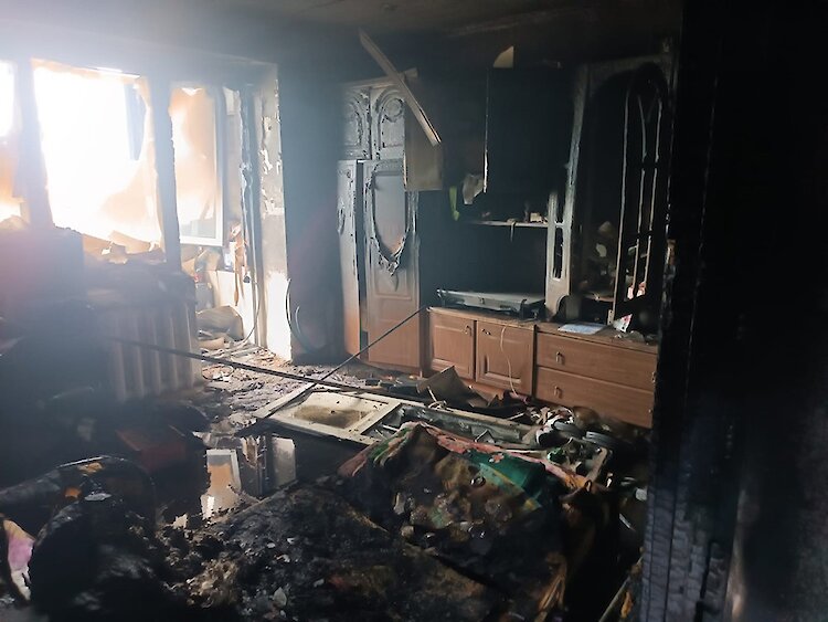 Во время пожара на Обуховщине женщина выпала из окна пятого этажа