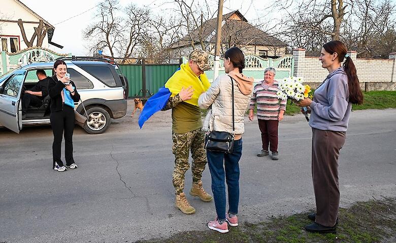 Повернення після трьох років неволі: на Обухівщині зустріли полоненого захисника
