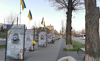 Аллея Памяти растет - еще четыре стелы погибшим Защитникам установили на Центральной улице в Обухове