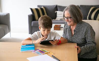 Цифровий розрив у сім&rsquo;ї: дослідження показало, як бабусі й дідусі регулюють медіа