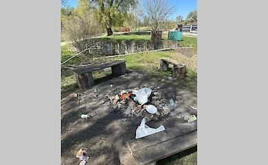 Отдыхающие на Пасху забросали мусором ботанический заказник на Обуховщине