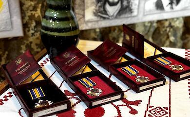 В Обухове почтили павших защитников: семьям Героев передали их государственные награды