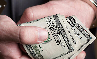 На Обуховщине депутат получил приговор за взятку в 10 тысяч долларов