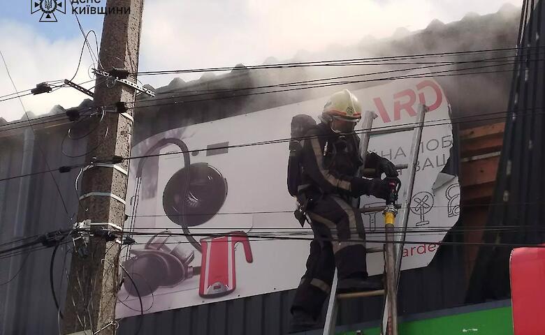 Масштабну пожежу в магазині Богуслава гасили двадцять рятувальників