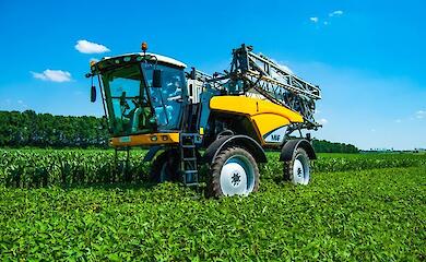 Мехотряды из Обуховского района начали обработку полей по всей Киевской области