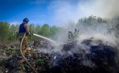 Спасатели в Ржищеве укротили масштабный пожар на свалке: что произошло