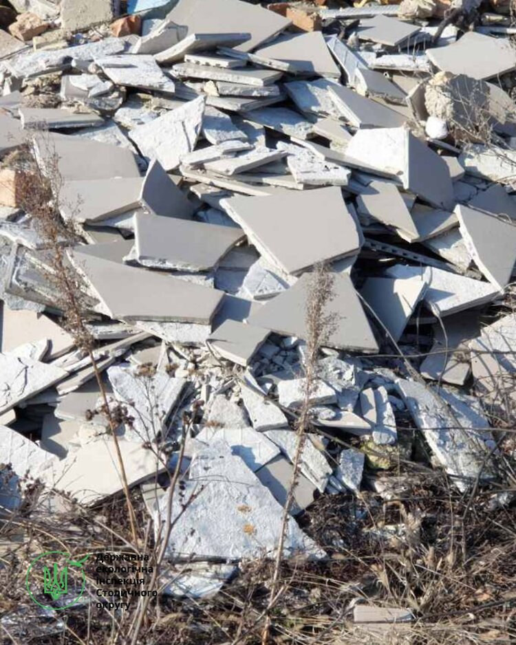 В селе неподалеку Обухова обнаружили огромную стихийную свалку мусора