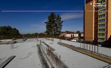 В Василькове продолжается строительство многоэтажки, вместо уничтоженной российским ракетным обстрелом (ФОТО)