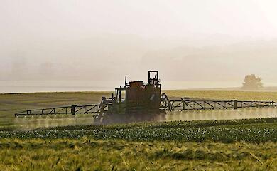 На полях возле Богуслава до конца мая продолжается обработка пестицидами