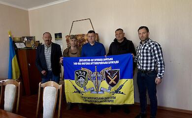 Прапор з передової: боєць з Миронівки подякував громаді за підтримку своєї бригади