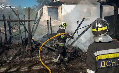 На Обуховщине едва не сгорел жилой дом - вспыхнуло с хозпостройки