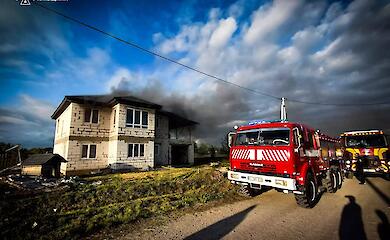 Спасатели потушили пожар в жилом доме в Обухове - детали