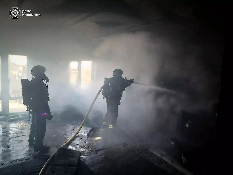 Спасатели потушили пожар в жилом доме в Обухове