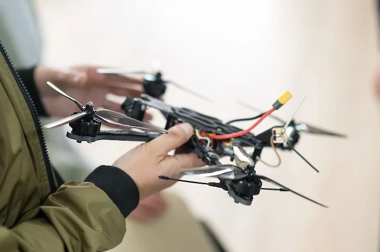 Школа дронів в Україні: сучасні курси FPV для перемоги