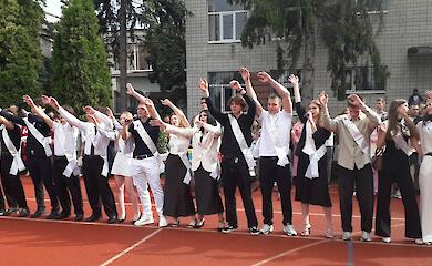 На Останньому дзвонику в Обухові зібрали понад 30 тис грн на дрони для ЗСУ