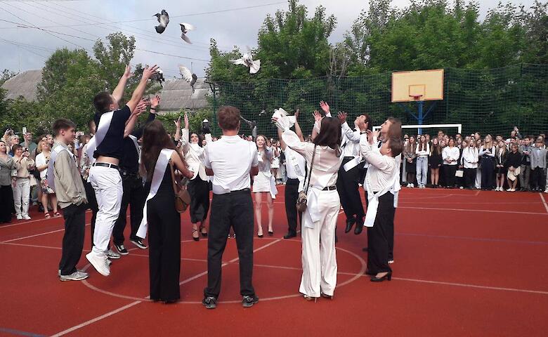 На Останньому дзвонику в Обухові зібрали понад 30 тис грн на дрони