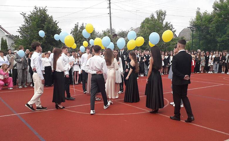 На Останньому дзвонику в Обухові зібрали понад 30 тис грн на дрони