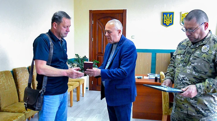 Отцу павшего Героя из Кагарлыка передали орден и награду сына