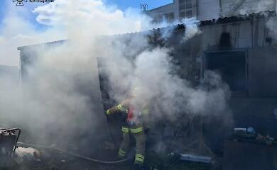 Целый час пожарные тушили пожар в вагончике в Мироновке: детали