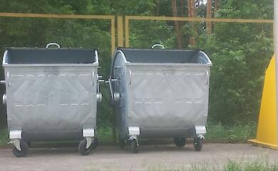 В Украинской громаде обновляют контейнеры для мусора