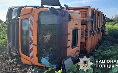 На Обуховщине мусоровоз слетел в кювет и перевернулся