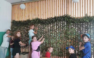 Ученики из Буртовской гимназии плетут сетки для фронта даже на каникулах