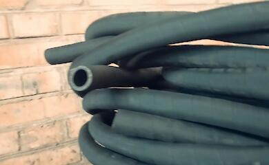 Чому гума така універсальна? Розбираємо ключові властивості та їх вплив на застосування