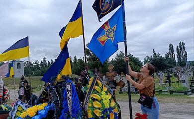 Дочь погибшего защитника подняла флаг на Аллее Славы в Украинке
