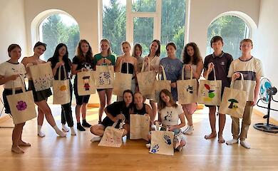 Арт-терапия, йога и глина: в Обуховском районе провели эколагерь для молодежи