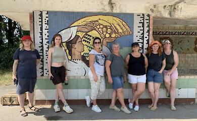 На Обуховщине волонтеры отчистили мозаичную остановку с уникальным мозаичным панно