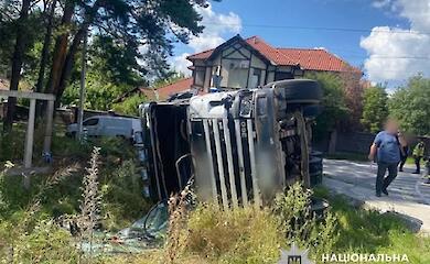 На Обухівщині сталася ДТП за участю Mercedes та вантажівки Scania