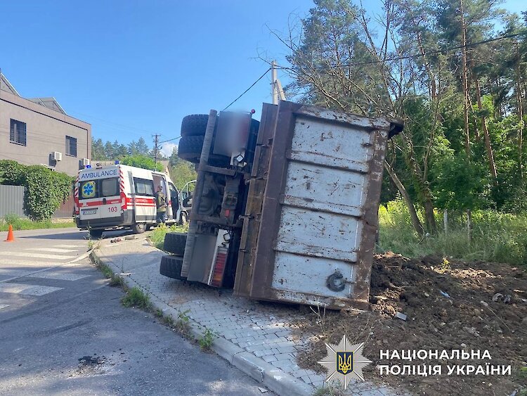 На Обухівщині сталася ДТП за участю Mercedes та вантажівки Scania