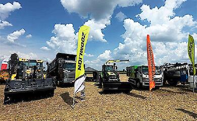 На выставке в Обуховском районе JAC показал зерновозы, самосвалы и спецтехнику для аграриев