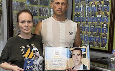 Батьки загиблого воїна розповіли історію про його нагороду музею Кагарлика