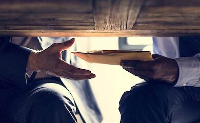 На зарплаты в "мертвых" садах Украинки потратили почти 10 млн грн