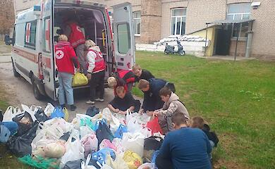 Ученики и учителя Обуховской громады собирают овощи для людей в беде