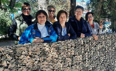 В Обуховском районе волонтеры сплели 600 (!) защитных сеток для фронта