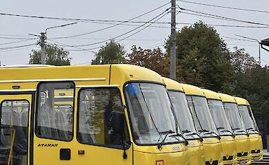 Громады Киевщины получили инклюзивные автобусы с подъемниками для детей в колясках