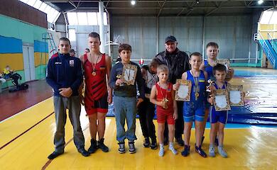 Юные борцы из Обухова завоевали 8 медалей на турнире в Ржищеве