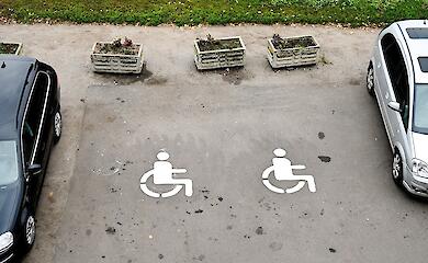 В Кагарлыке на шести локациях обустроили паркоместа для людей с инвалидностью