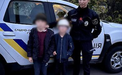 На Обухівщині поліція розшукала двох хлопчиків, які заблукали в лісі