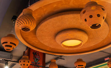 Петушки, кувшины и QR-истории: в Василькове открыли супермаркет с уникальным интерьером