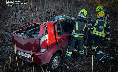 На Обуховщине спасатели деблокировали водителя из перевернутого авто