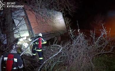 Спасатели ликвидировали возгорание грузовика, слетевшего в кювет в Козине