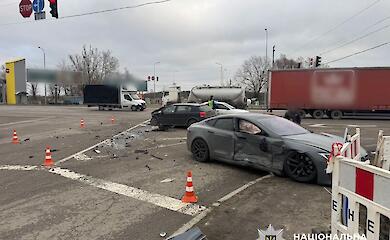 На Обухівщині зіткнулися Tesla та Opel: двоє людей у лікарні