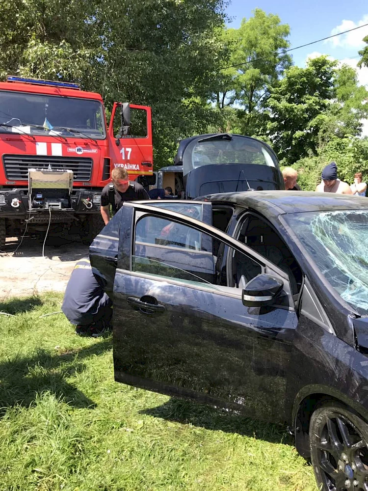 На Обухівщині авто з'їхало в озеро: постраждалих немає